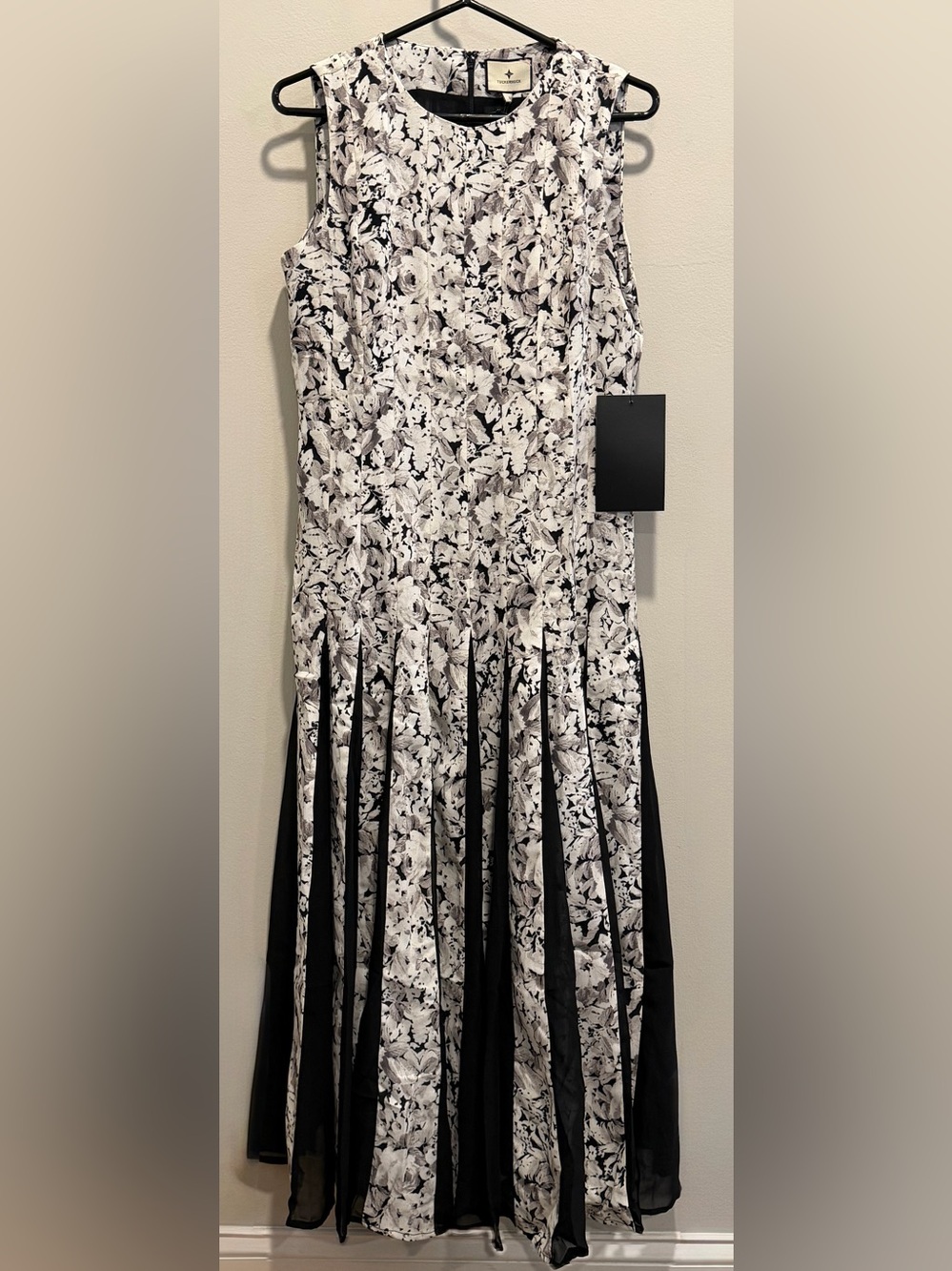 Tuckernuck Andi Maxi Dress Gray Gardens Size 6 Pleated Floral - Picture 2 of 5
